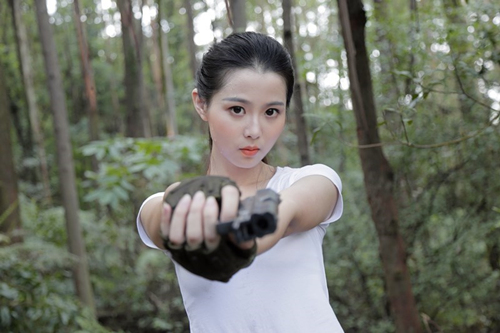 《合金英雄》美女枪手真人视频曝光 盛夏枪战热