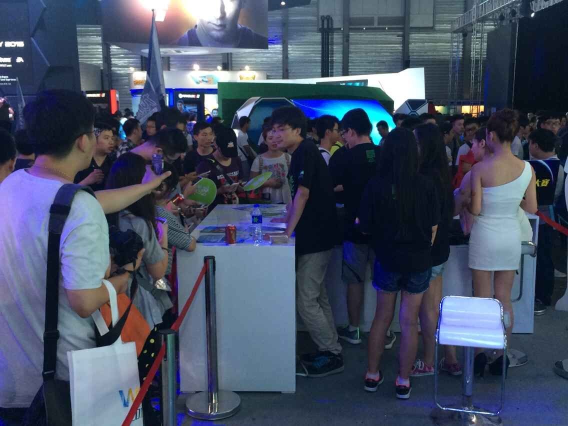 疯狂军团展台人气爆棚 狂送千万流量现场嗨翻天