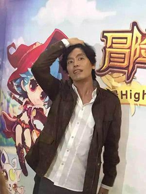 亚洲表情帝金馆长惊现广州 魔性笑容魅力依旧