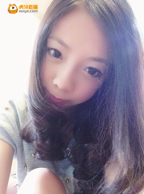 甜美女王现身陈赫虎牙直播 完美诠释王者实力