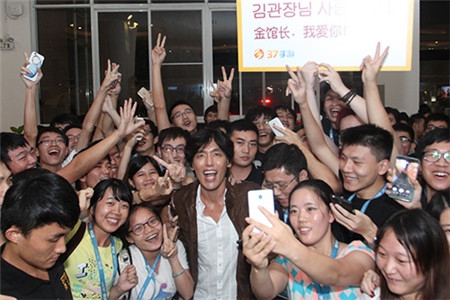 金馆长遭中国粉丝围堵 竟面露羞涩
