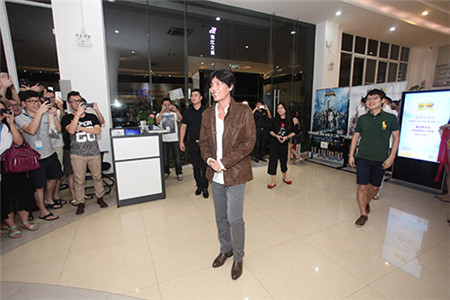 金馆长遭中国粉丝围堵 竟面露羞涩