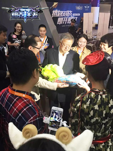 《坦克王者》金鹰现场大放异彩 明星亲临试玩新